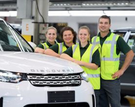 Оператор на линия автозавода в Словакии